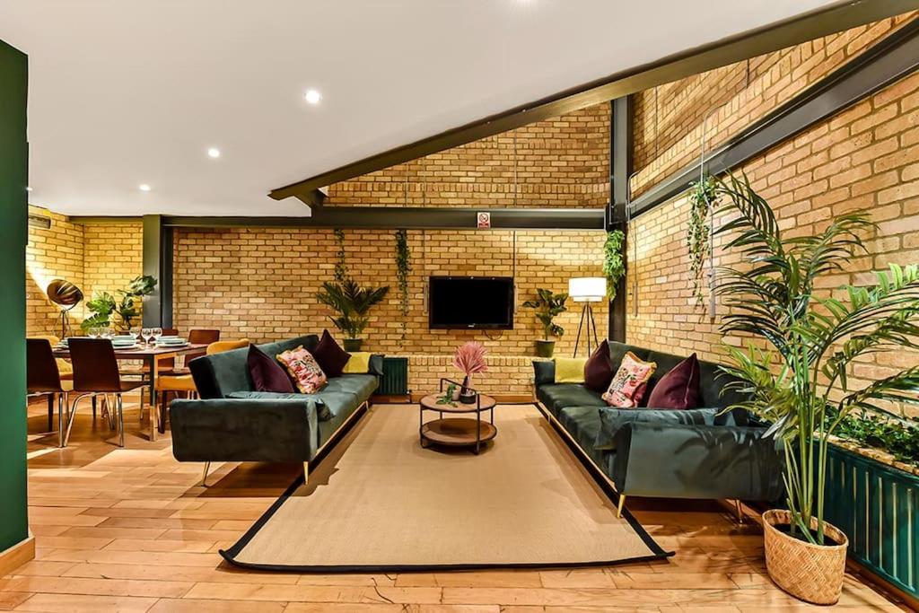 Spacious 2 Bed Urban Jungle Flat, Central * Londres